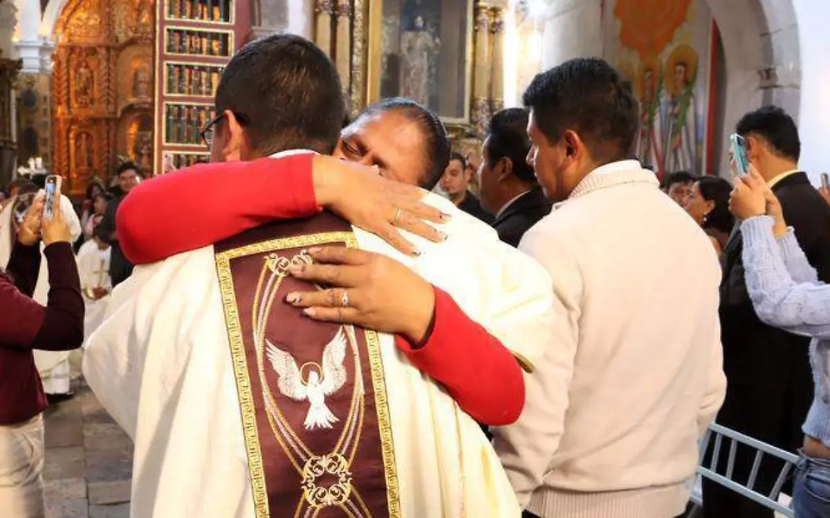 Familiares de los nuevos sacerdotes los felicitaron al termino de la liturgiaEverardo NAVA (2)